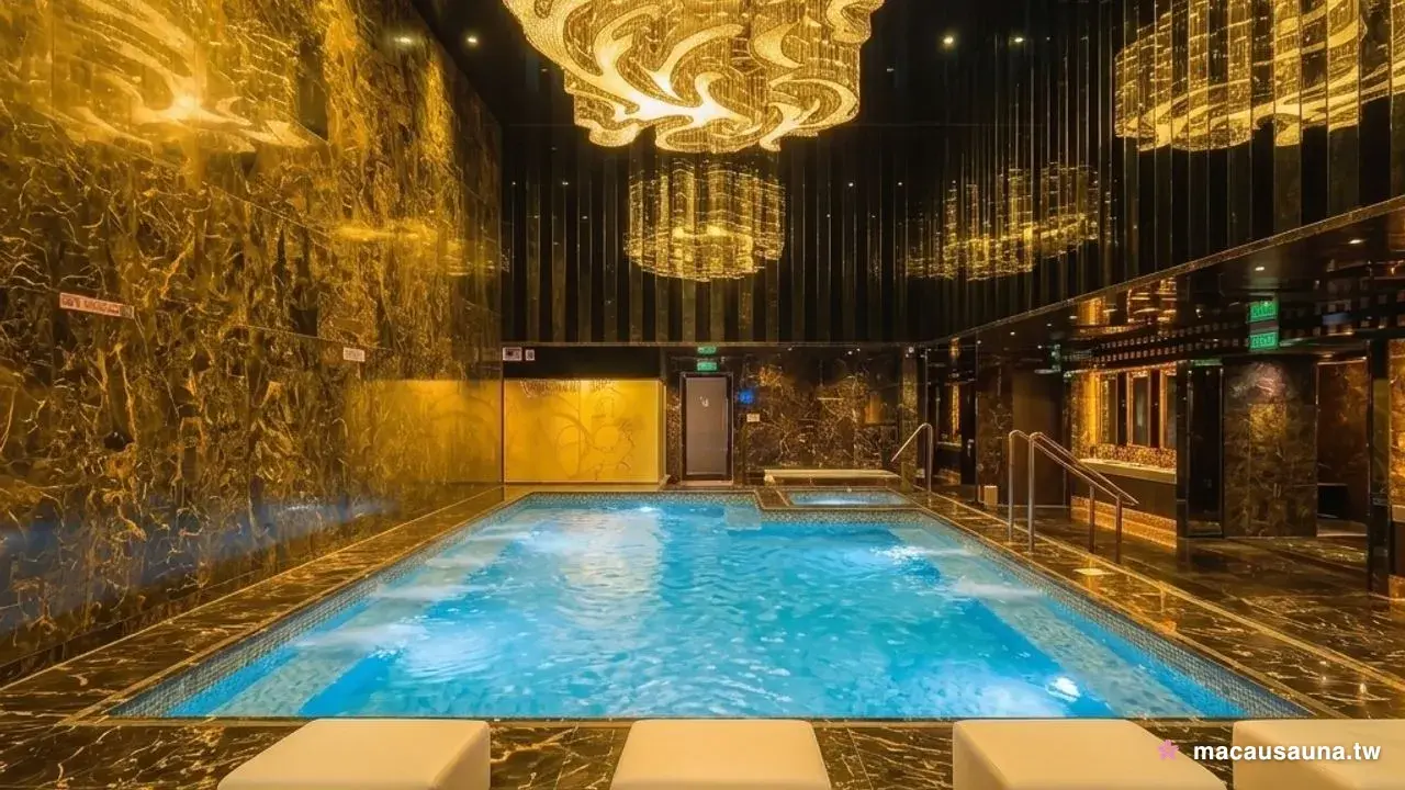 澳門桑拿尊貴水療的金色雲石泡池：水晶吊燈垂在池面上方，黑金雲石牆映著燈光，池邊一列白色沙發
