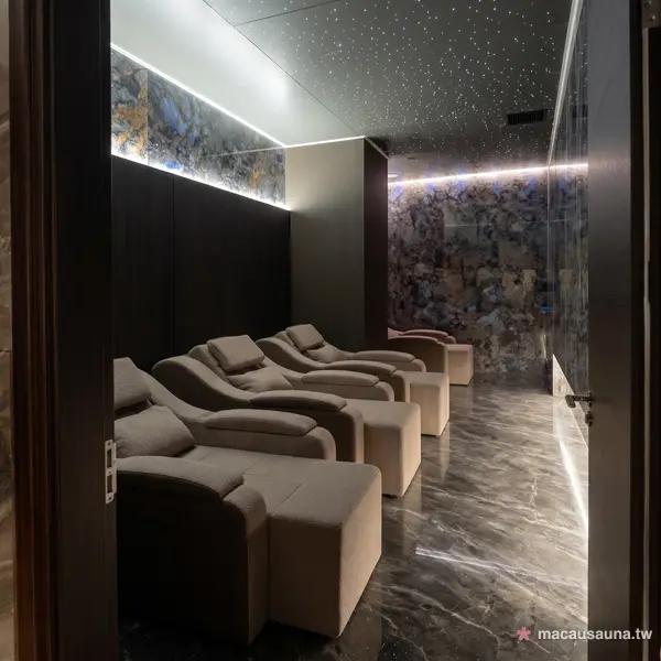 曼濠水療星空頂休息廳，雲石牆與躺椅的澳門桑拿休憩區